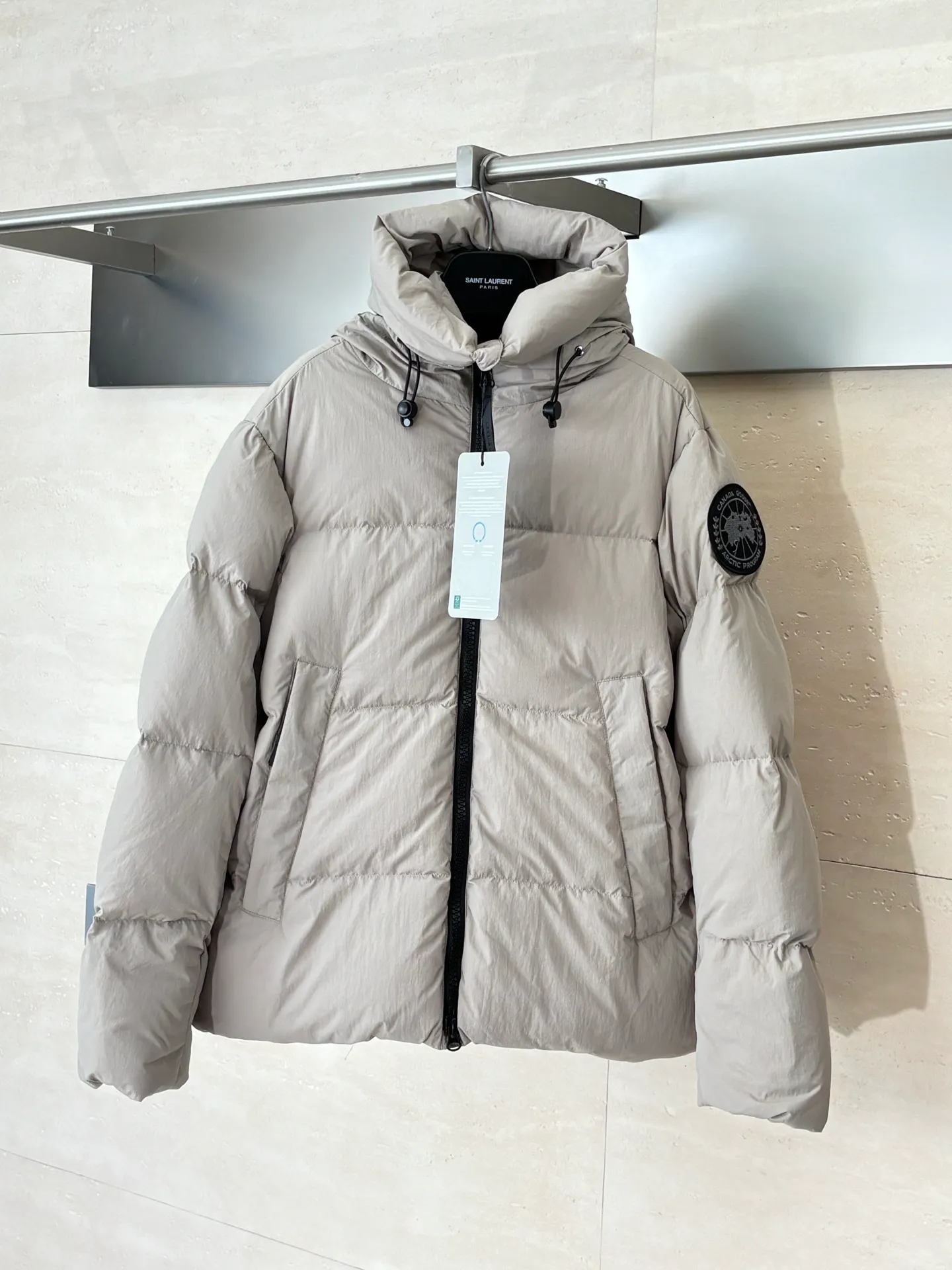 P1010 Canada Goos*/Big Goose Rubber Label Matte Down Jacket The fabric is made of high-quality protective nylon fabric, 90 national standard high-quality white duck down: selected high-fill power velvet, light and warm, with excellent temperature locking performance and good resilience. Three-dimensional quilting technology and precision thread reinforcement prevent lint from being drilled and ensure that the fluffy and resilient elasticity lasts like new.  Size：S/M/L/XL